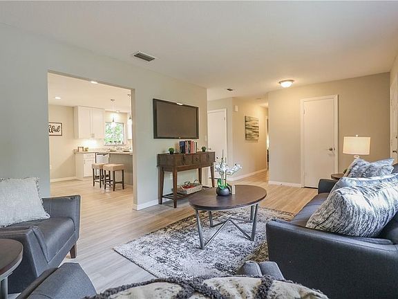 3rd image of 112 Suffolk Ct