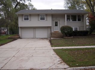 1423 Yale Ln, Schaumburg, IL 60193