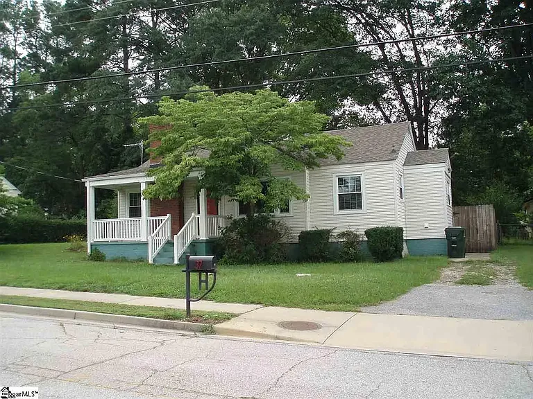 37 Holmes Dr — Photo 2