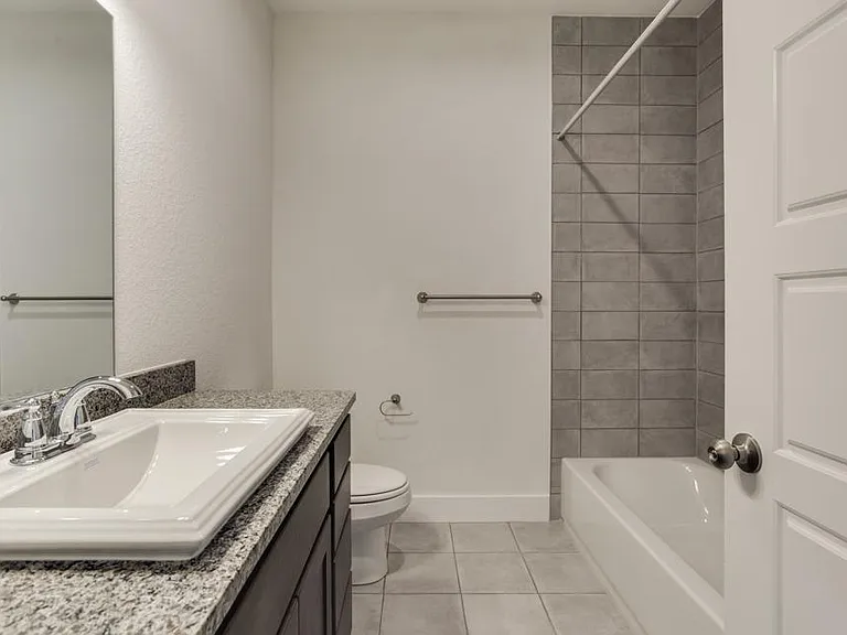 206 Topaz #1502 — Photo 32