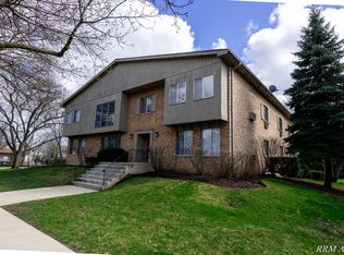 521 Broadway St APT 2B, Libertyville, IL 60048