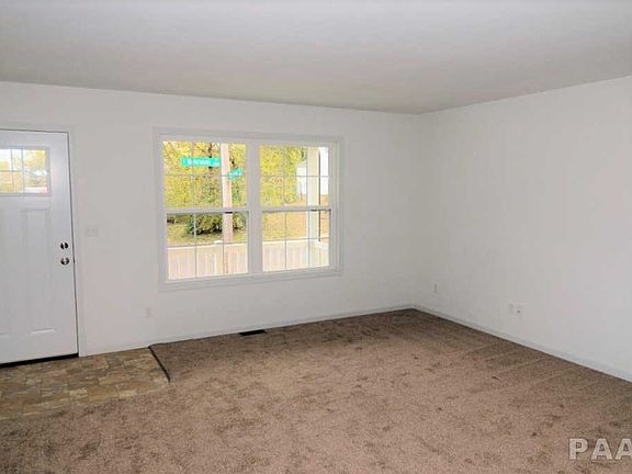 5th image of 1001 E Behrends Ave