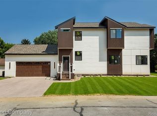 392 S Squirrel Rd, Auburn Hills, MI 48326