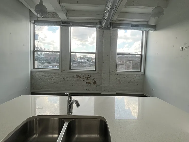 932 W Dakin St #305 — Photo 9