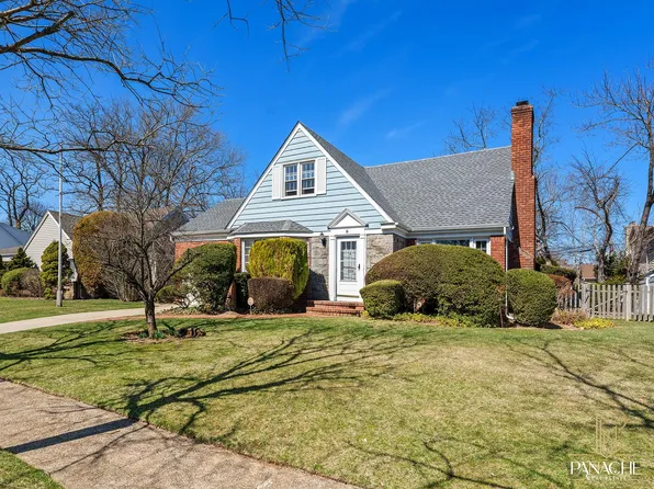 8 Milburn Court, Freeport, NY 11520