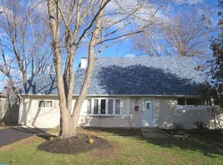 140 Mill Dr, Levittown, PA 19056