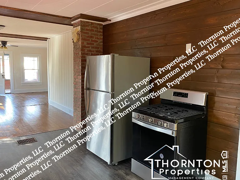2212 Scott St — Photo 3