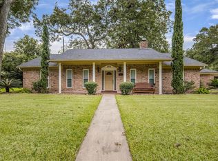 56 Willow Ct, Lake Jackson, TX 77566