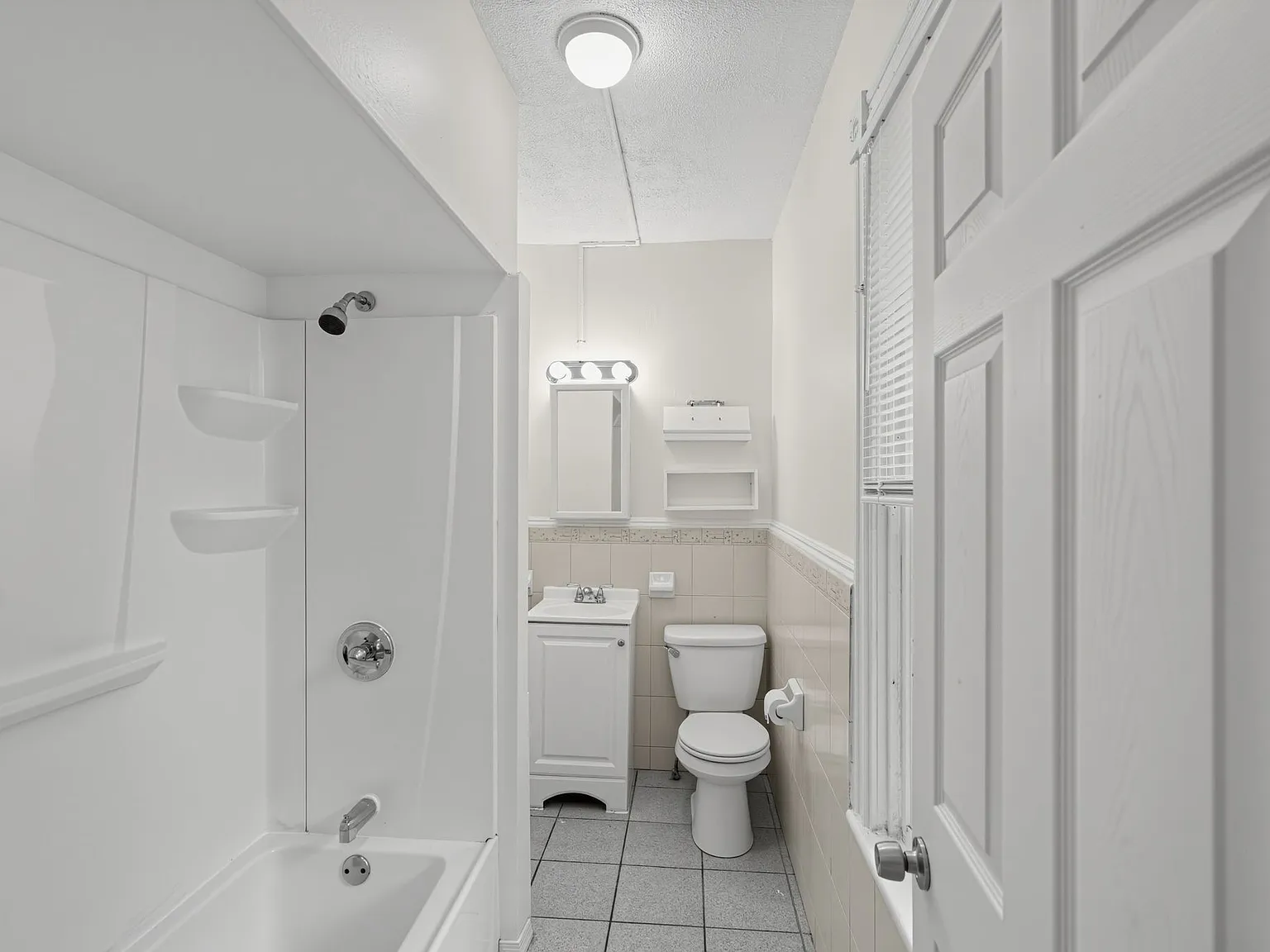 Large 3 Bed 1 Bath With Washer/Dryer Pet Friendly — Photo 2