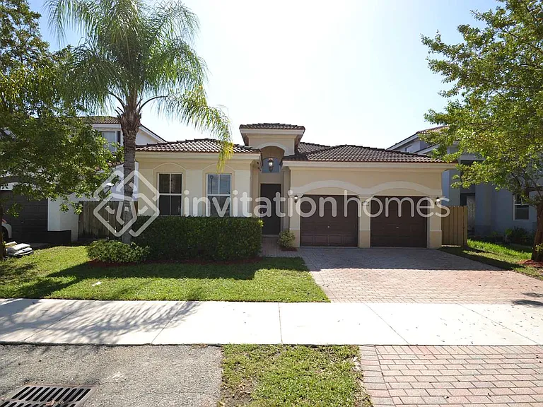 18301 NW 89th Ave — Photo 1