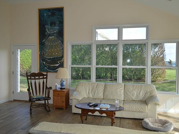 4th image of 86 Peconic Ave