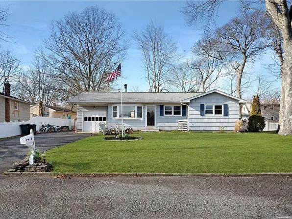 4 E Lakeview Drive, Center Moriches, NY 11934