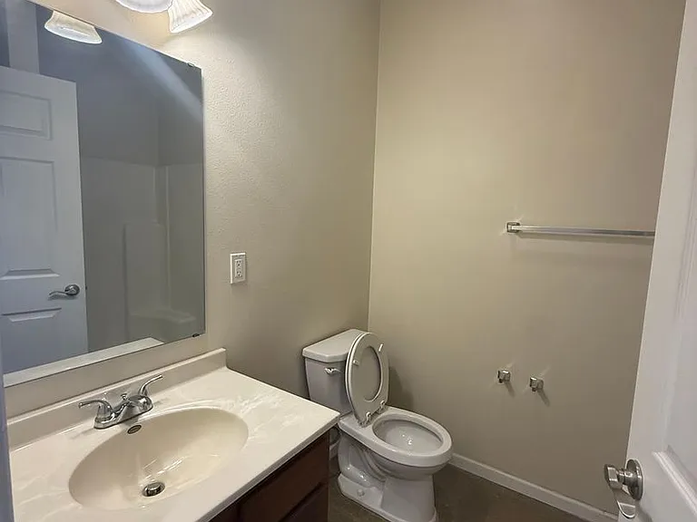 303 N Oak St — Photo 5