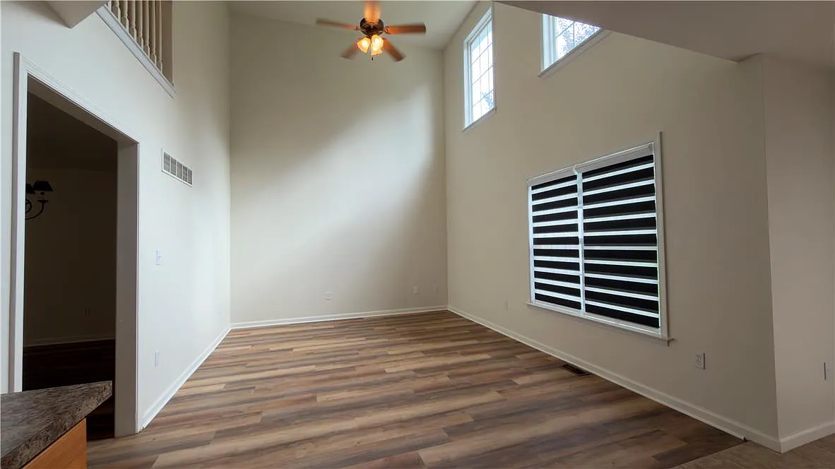 3 bed, 2.5 bath, 2282 sqft, $2,800 — Photo 4