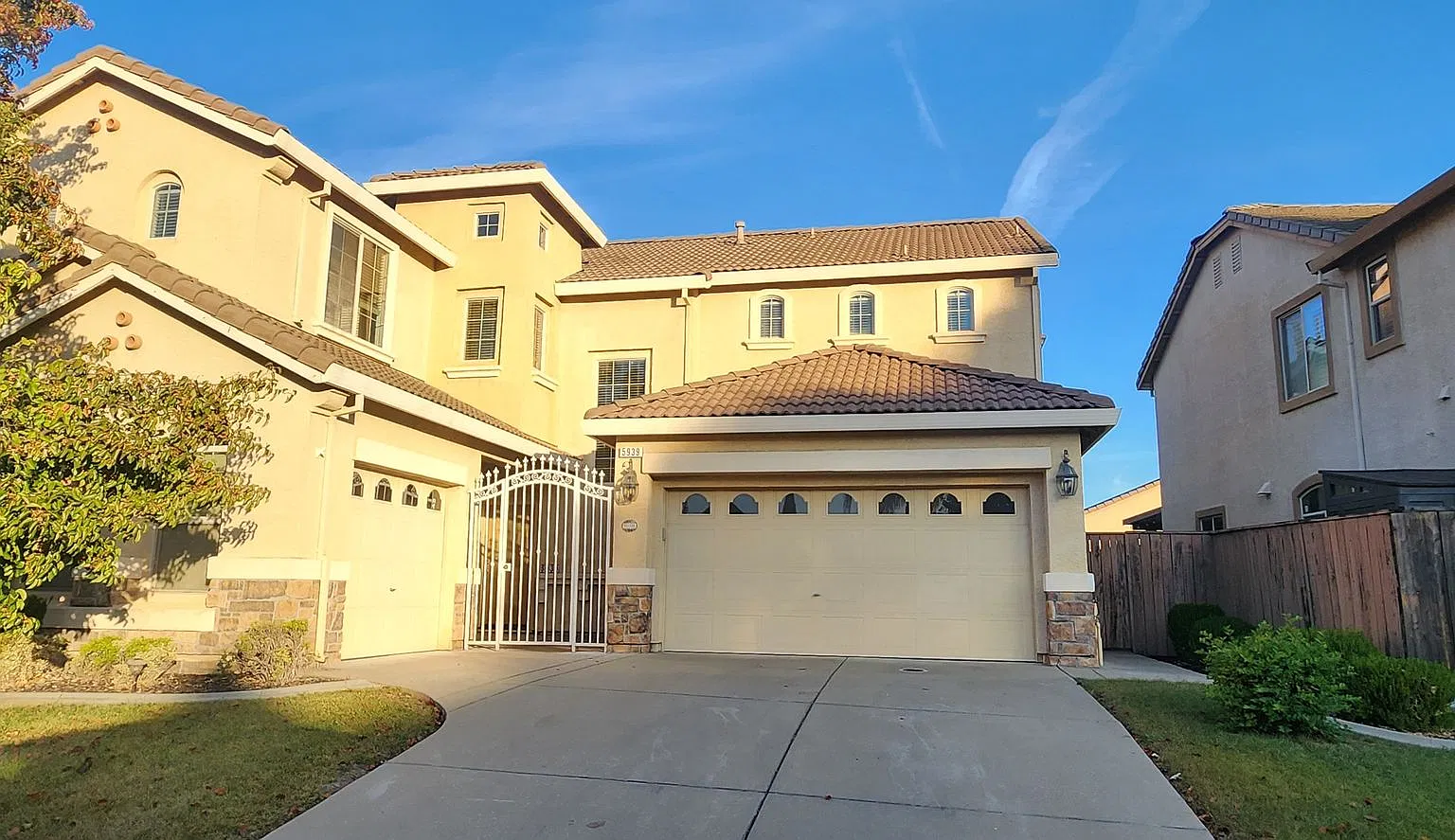 Spacious 5 Bedroom Home in Elk Grove — Photo 1