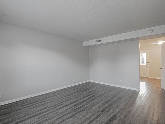 2nd image of 809B Golfview Pl