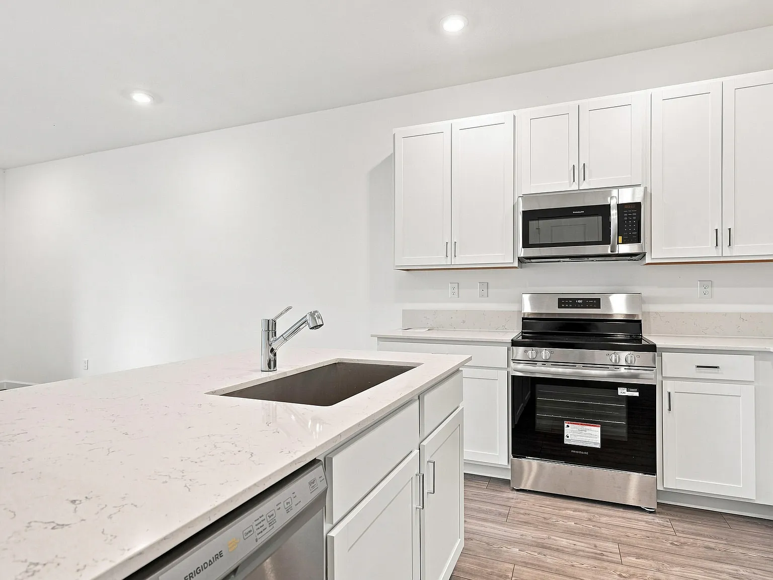 3 bed, 2.0 bath, 1436 sqft, $2,200 — Photo 3