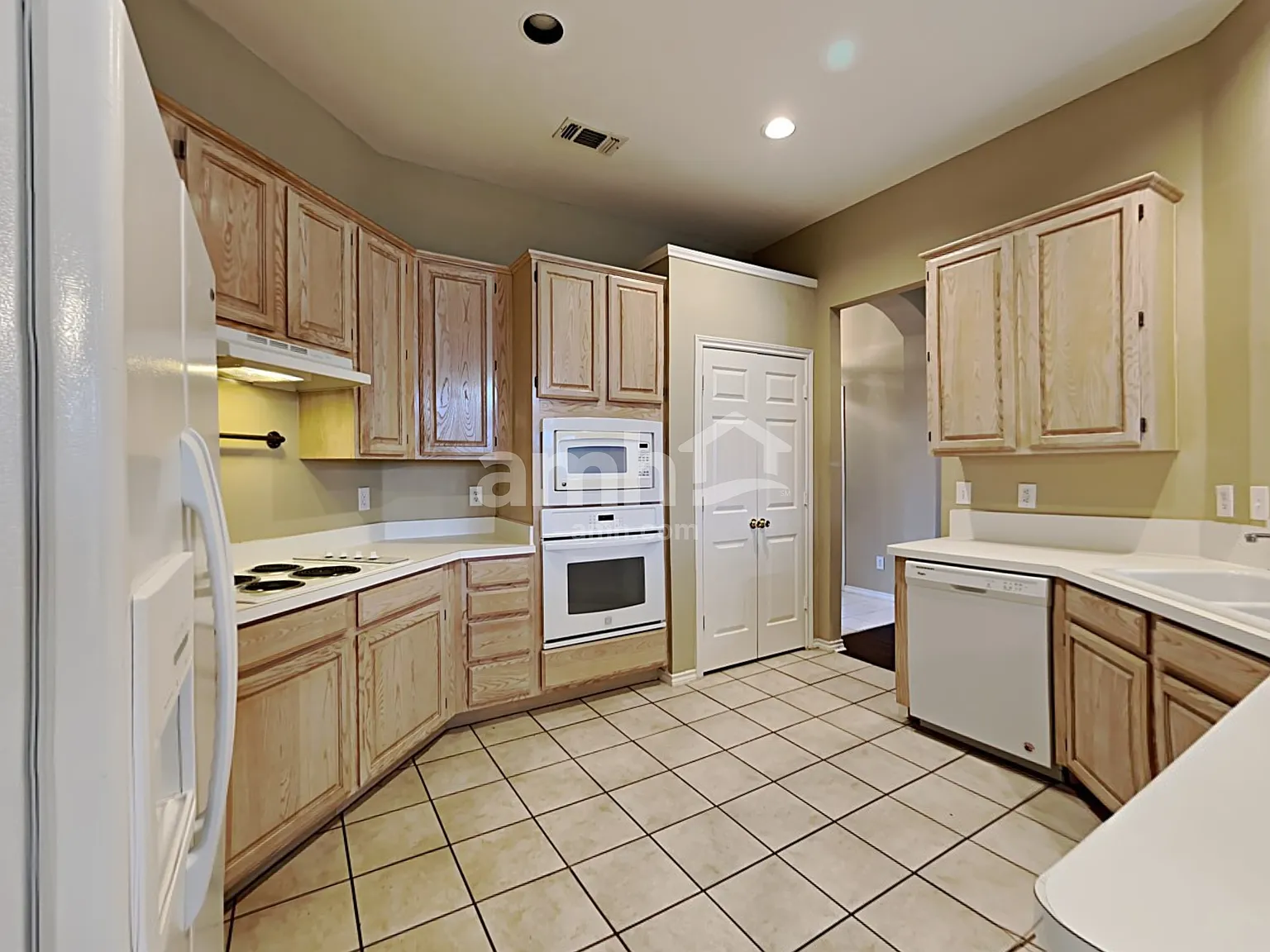 4 bed, 2.0 bath, 1921 sqft, $2,400 — Photo 3