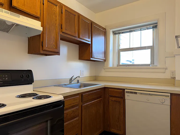 Sherwood Apartments — Photo 9