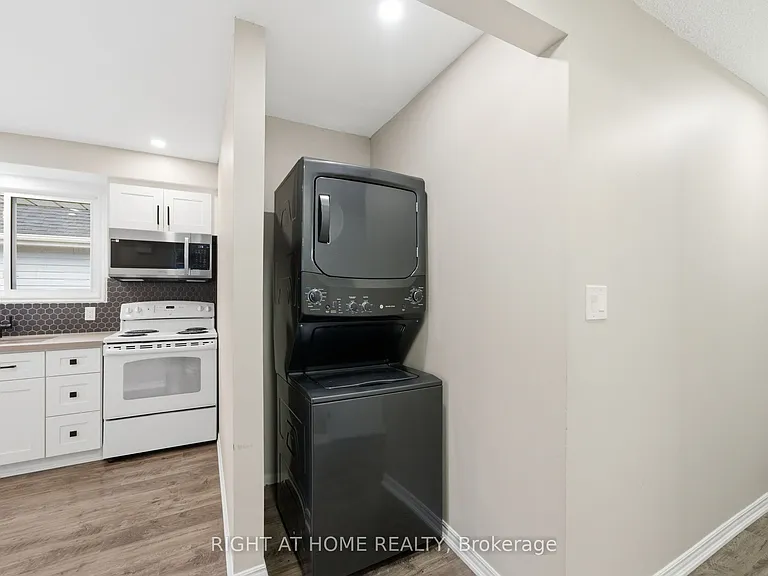 1418 Simcoe St N — Photo 5