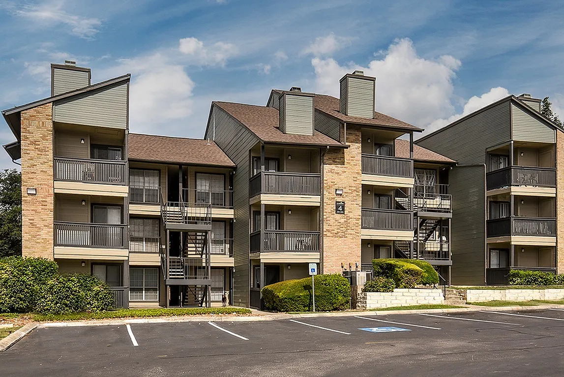 Oak Springs Apartments — Photo 3