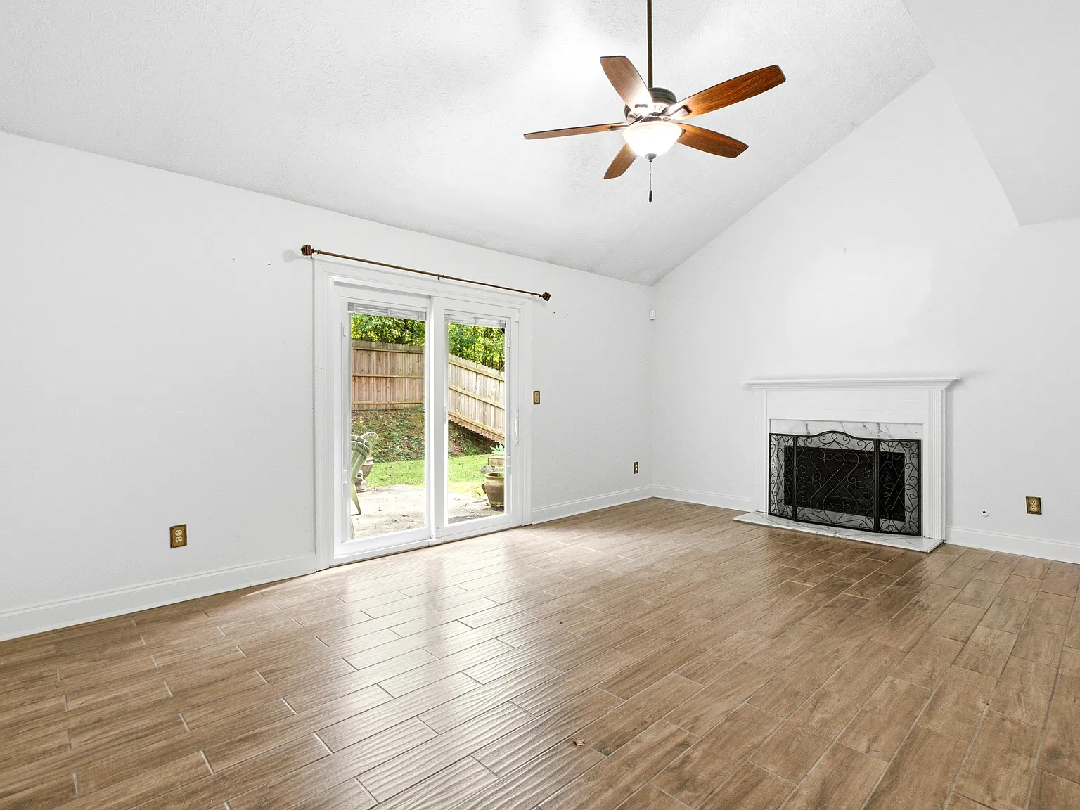 4 bed, 2.5 bath, 2126 sqft, $2,495 — Photo 4