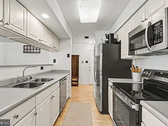 3rd image of 2925 Katewood Ct #5