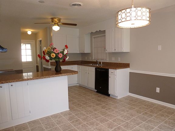 Eat in area & kitchen