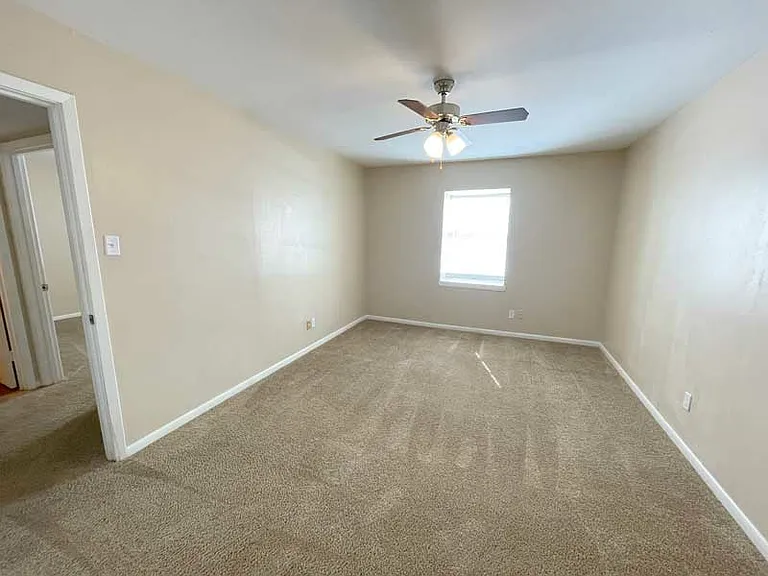 Chateau Apartments — Photo 13