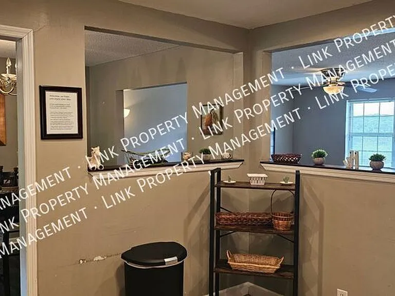 2433 Meade Cir — Photo 3