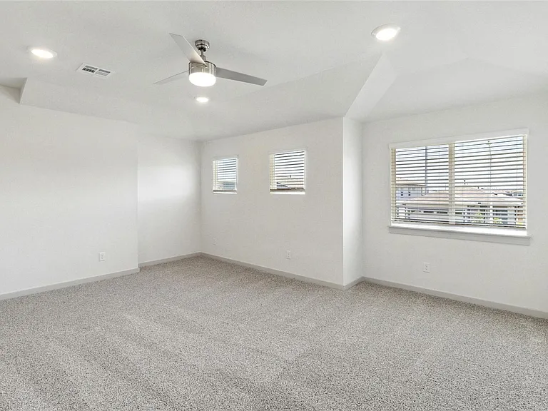 320 Fairfax Ave — Photo 29