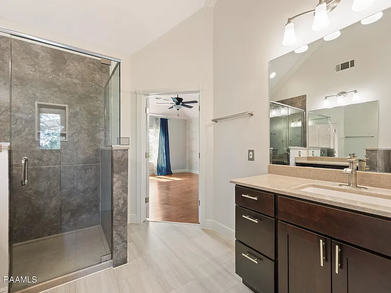 300 Oak Hollow Dr — Photo 33