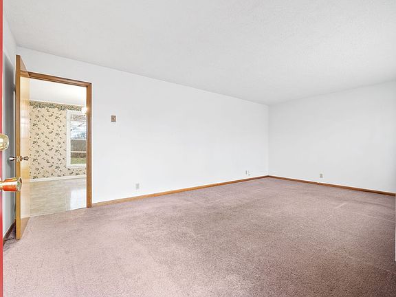 4th image of 144 W Park Dr