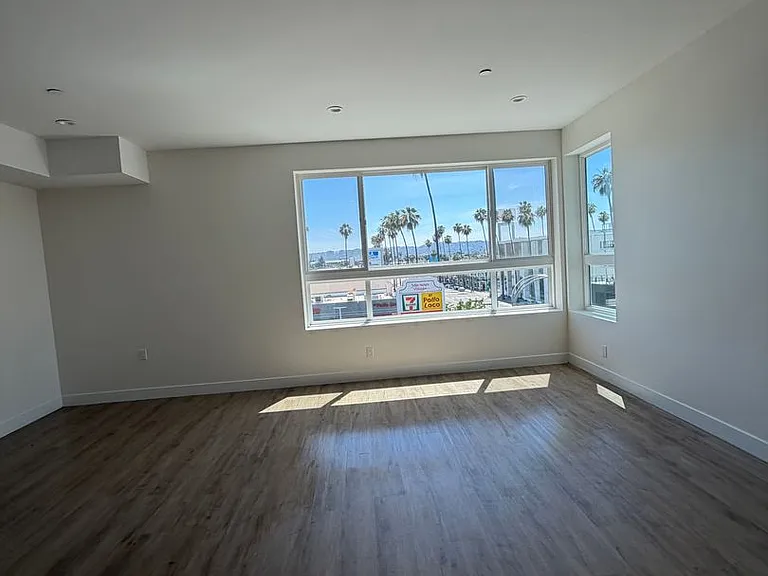 The Palms at Kittridge — Photo 30