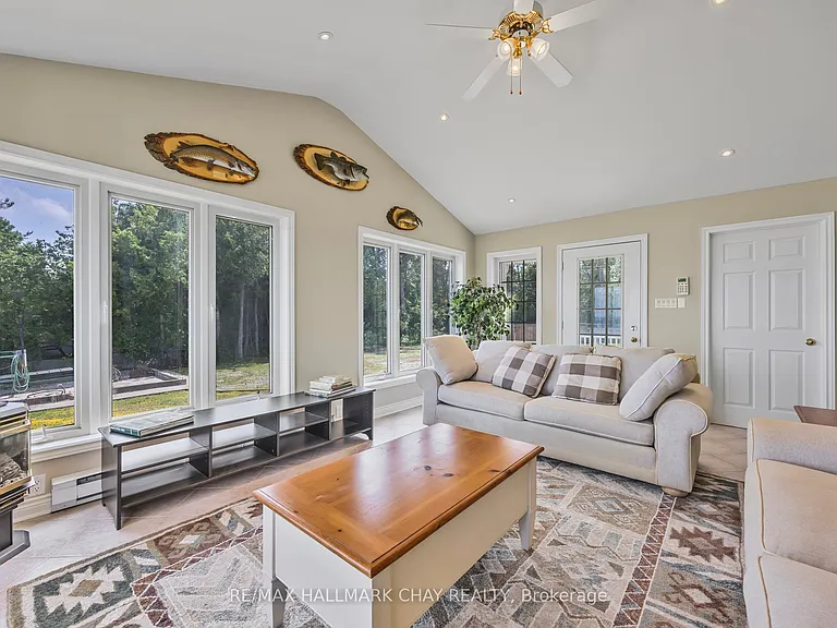 2653 Leonard St — Photo 21