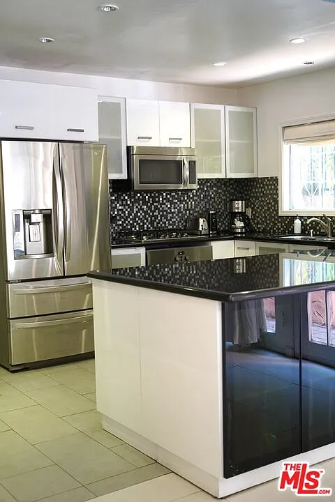 3 bed, 3.0 bath, 1700 sqft, $5,900 — Photo 4