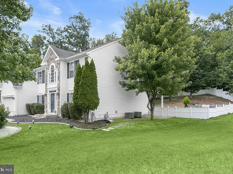 7202 Exbury Ct — Photo 2
