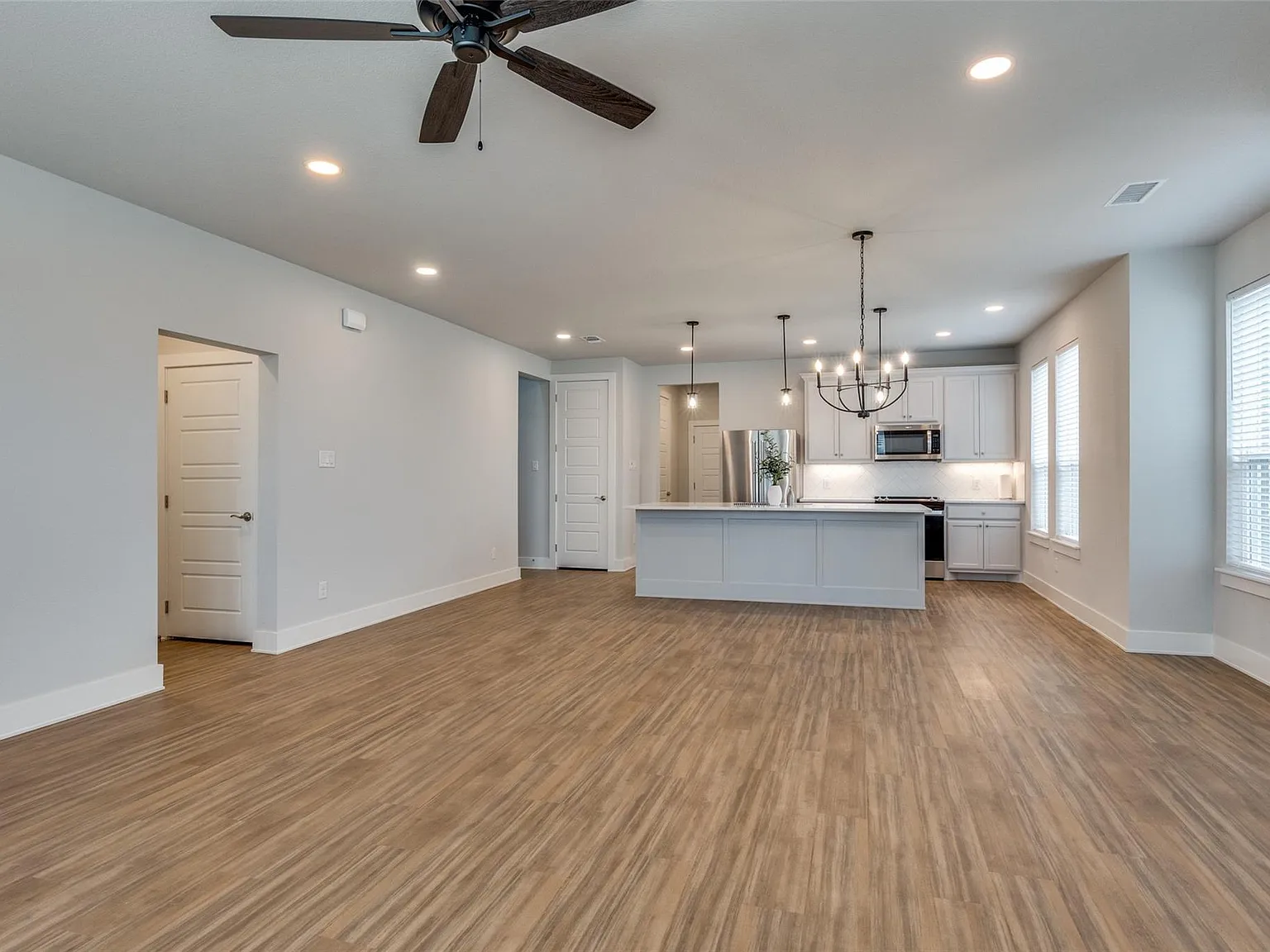 3 bed, 2.5 bath, 1999 sqft, $2,500 — Photo 2