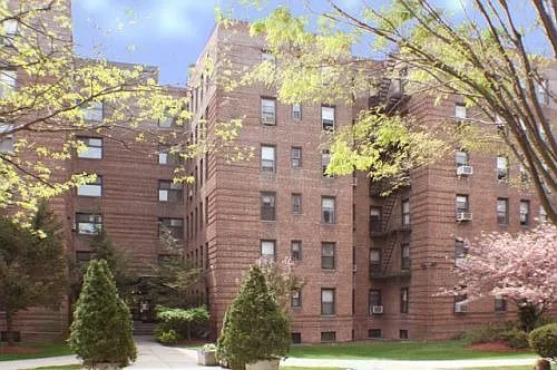 2229 Knapp St APT 4B photo 1