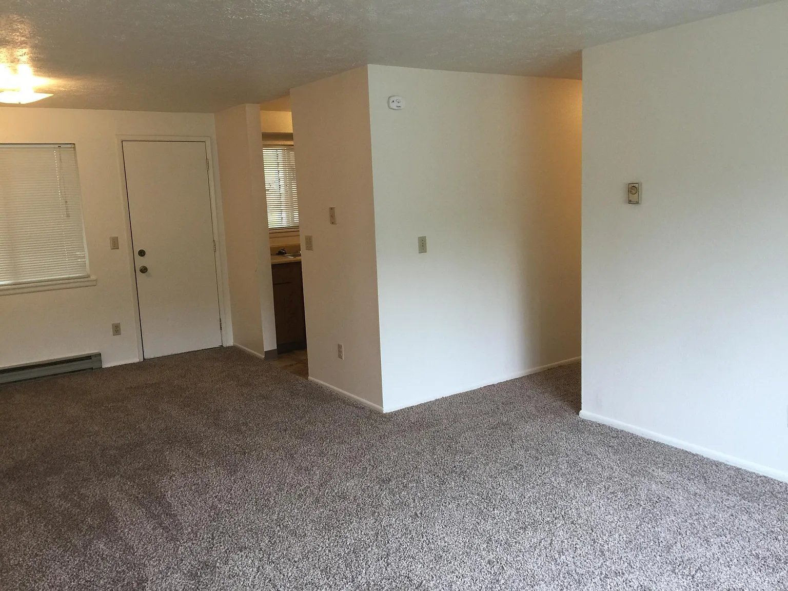 3 bed, 900 sqft, $1,050 — Photo 3