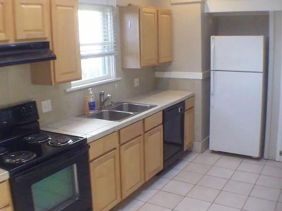 3rd image of 2001 E 1st St #A
