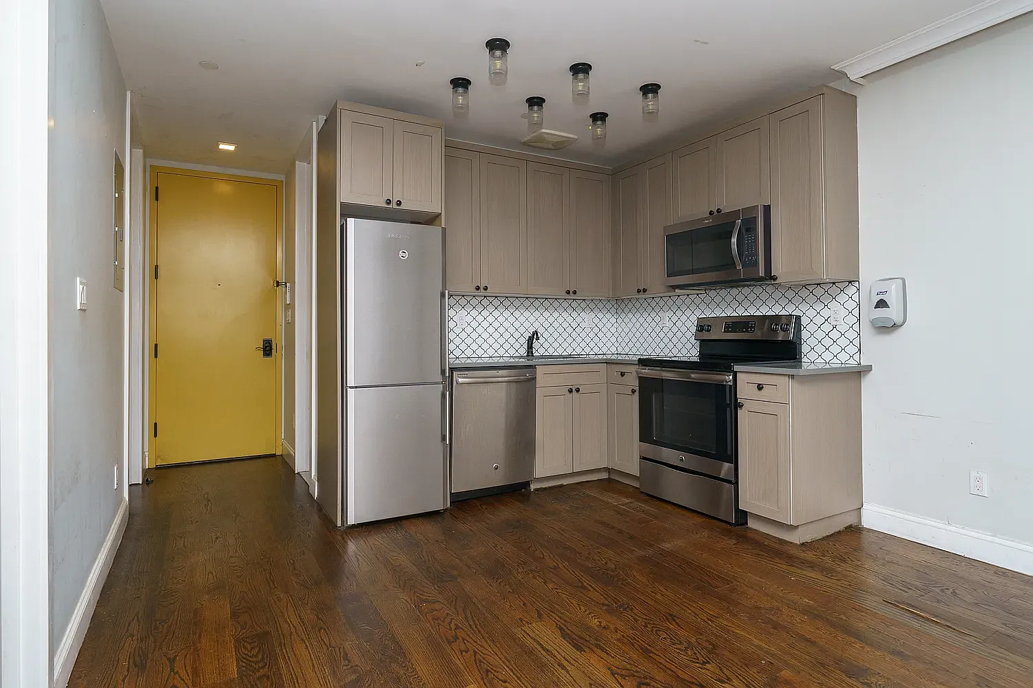 6080 Myrtle Ave — Photo 1