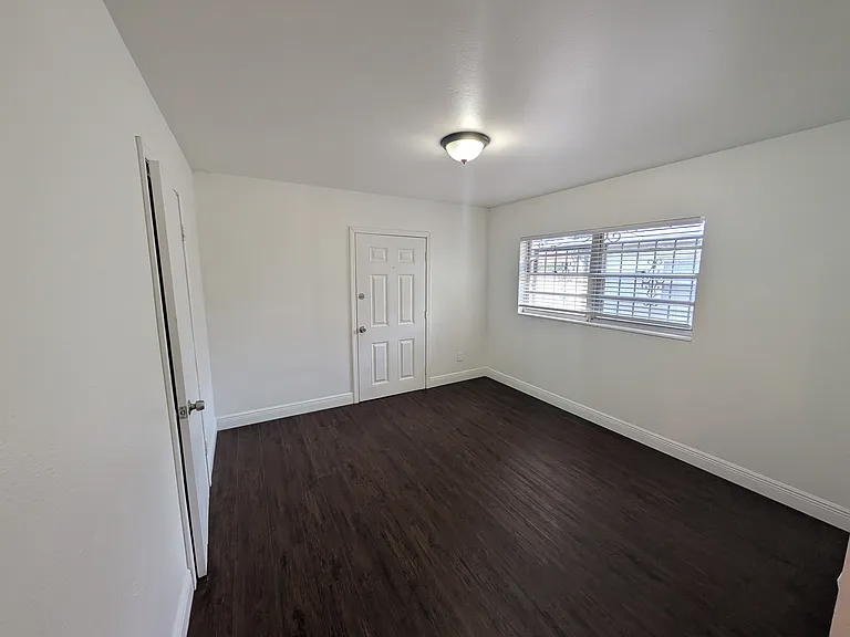 4223 W Laurel St — Photo 8