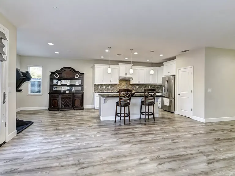 5654 Saratoga Cir — Photo 6
