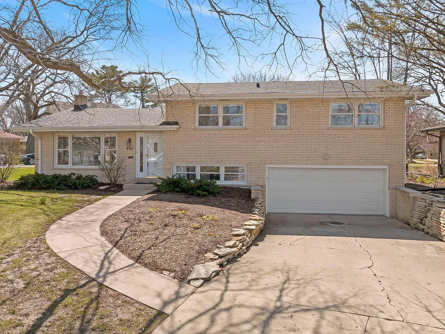 4 bed, 2.5 bath, 1967 sqft, $5,000 — Photo 1