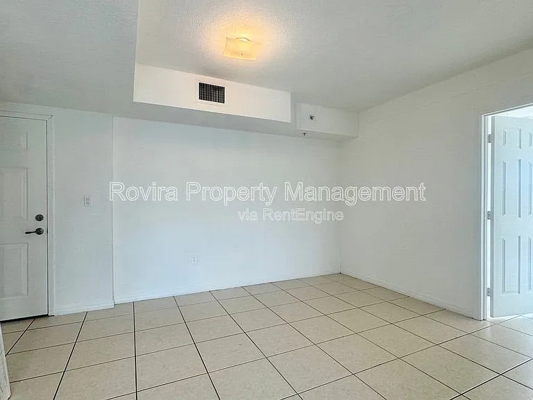 498 SW 6th St #303 — Photo 2
