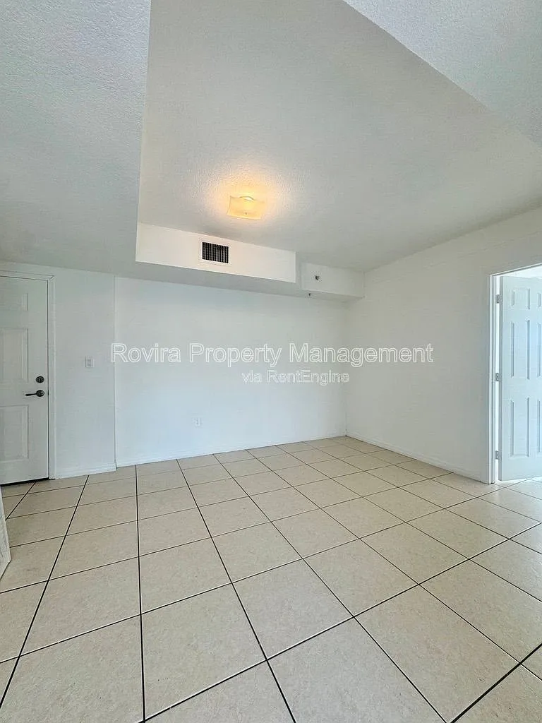 Building Photo - 498 SW 6th St #303