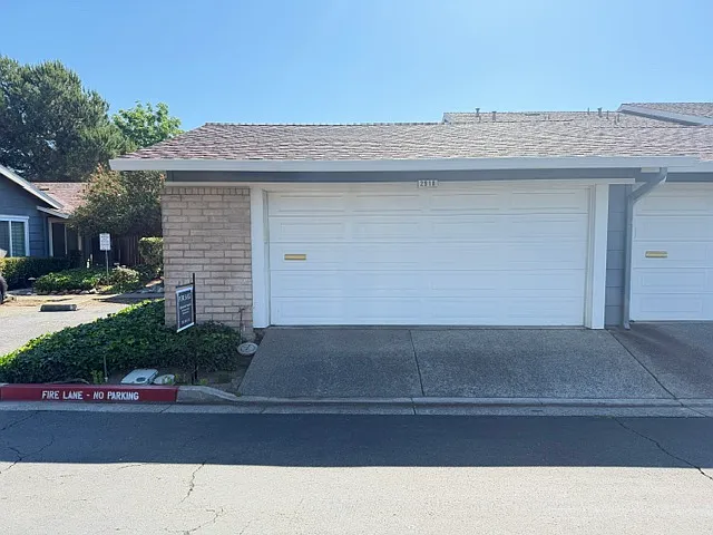 2918 Sunbird Dr — Photo 1