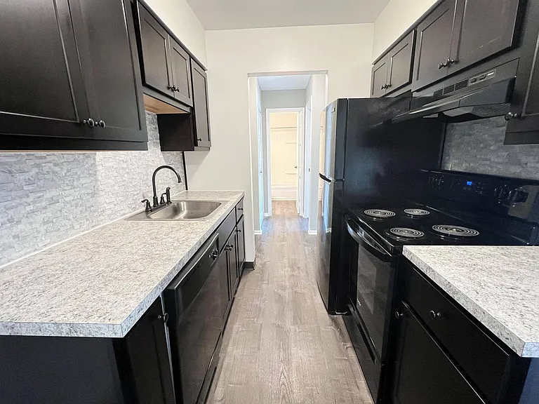 Crown Pointe Apartments — Photo 24