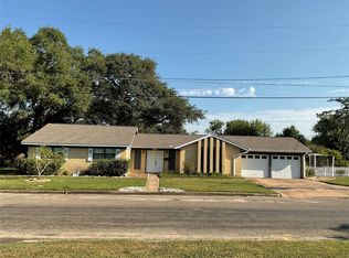 104 Hessler Dr, Hallettsville, TX 77964